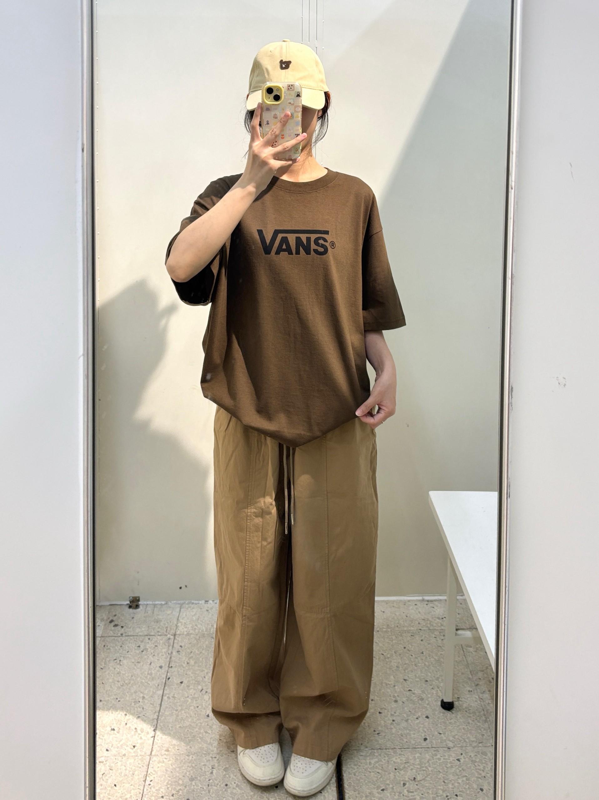 深棕VANS+卡其裤,早八这么穿轻松拿捏松弛感